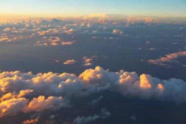 Okyanus üzerinde akşam bulutları. Alacakaranlıkta bulutlar yukarıdan görünür