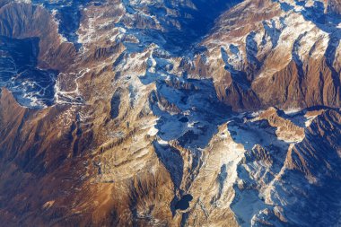 Karlı dağlar doğrudan yukarıdan görünüyor. Karla kaplı İsviçre Alpleri