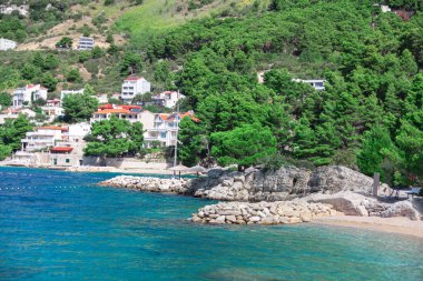 Yeşil tropikal sahil ve deniz. Deniz kıyısındaki turizm beldesi. Harika bir yaz tatili 