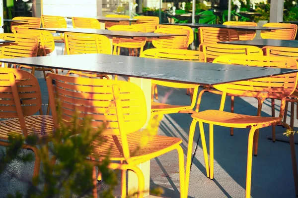 Terraço Urbano Rua Cadeiras Mesas Amarelas — Fotografia de Stock