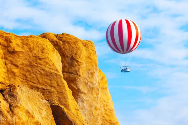 Hőlégballon Repül Hegyek Felett Légi Közlekedés — Stock Fotó