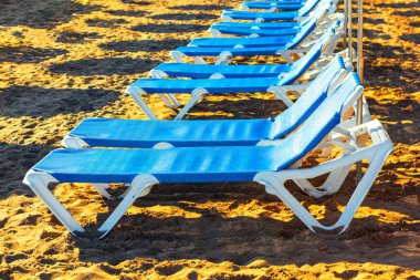 Kumsalda şezlong. Yaz tatili kavramı. Altın kum plajı 