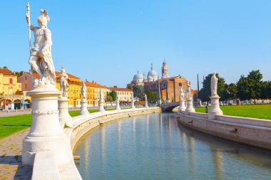 Padua İtalya Prato della Valle. Padova 'daki ana şehir meydanı. Heykeller ve su kanalı   