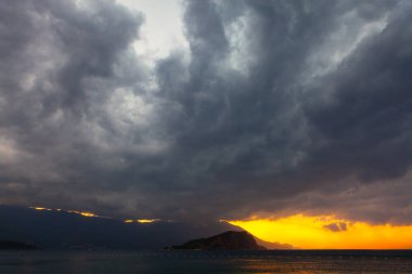 Denizin üzerinde fırtınalı bulutlar. Fırtınadan önce alacakaranlık 