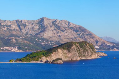 Denizde bir ada. Budva Karadağ Sveti Nikola Adası
