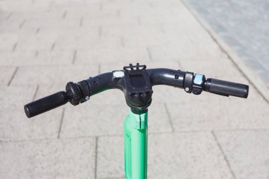 Sokakta elektrikli scooter. Ekolojik şehir taşımacılığı