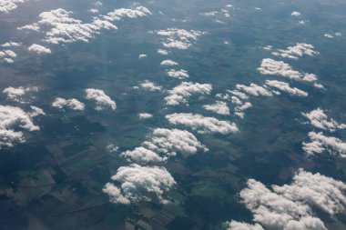 Kümülüs bulutlarının üzerinde uçuyor. Dünya üzerinde beyaz bulutlar 