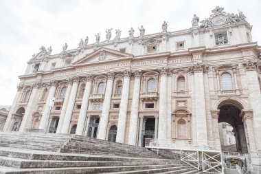 Aziz Peter Bazilikası ve Vatikan 'daki merdivenler. Rönesans mimarisi