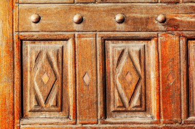 Ahşap kaplama. Süslü ahşap kapı yüzeyi