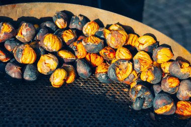 Tepside kavrulmuş kestane. Çin sokak yemeği. 