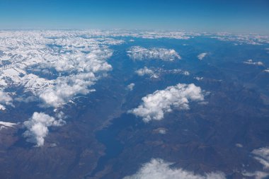 Dağların ve bulutların üzerinde. Yukarıdan dağ gölü manzarası. İsviçre Alpleri 'nin hava görüntüsü