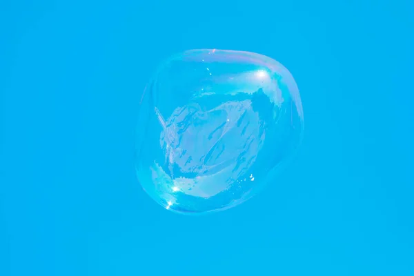 Seifenblase Auf Himmelshintergrund Transparente Seifenblase Bei Blau — Stockfoto