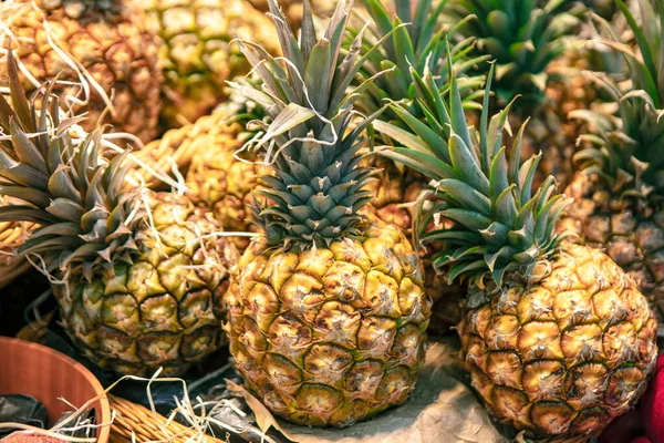 Pilha Abacaxis Para Venda Supermercado Frutos Tropicais Saborosos — Fotografia de Stock