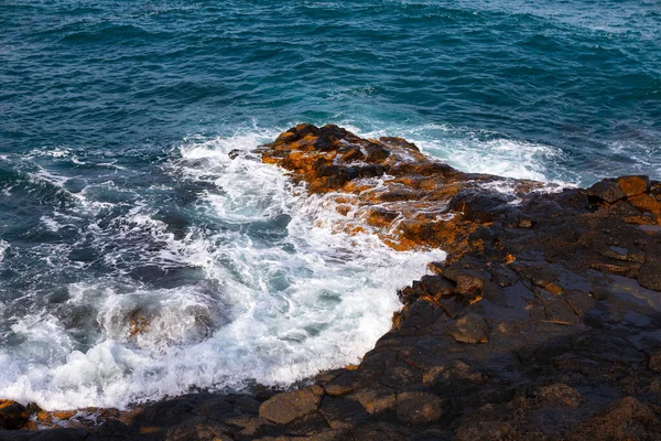 Kuststen Tvättad Vågor Vågor Och Stenar Havet — Stockfoto