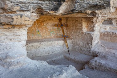Ortodoks geçidi, kaya kenarı manastırının içinde. Çapraz dini sembol 