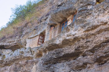 Tipova Moldova Mağara Manastırı. Moldova 'da kayalık bölgedeki manastır