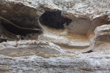 Tipova Moldova 'daki Mağara Manastırı. Antik kaya tarafı oluşumu