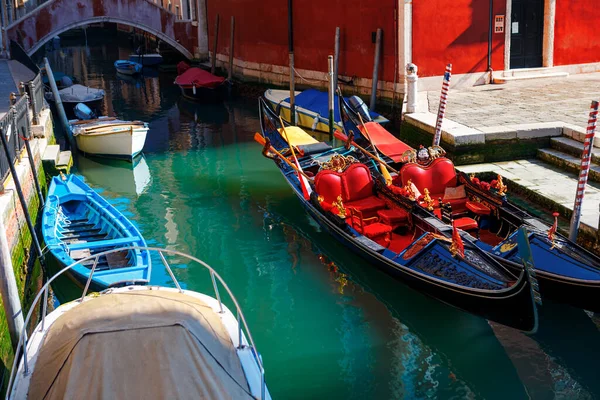 Gondole Traditionnelle Sur Canal Eau Venise Bateaux Célèbres Venezia — Photo