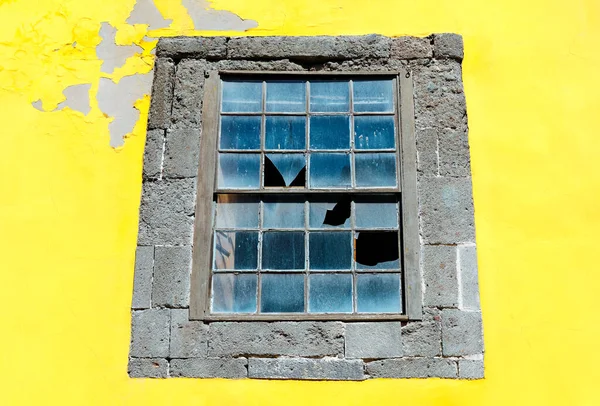 Mur Jaune Fenêtre Avec Verre Cassé — Photo