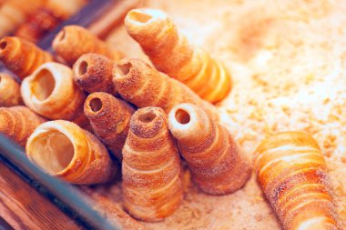 Trdelnik geleneksel Çek yemeği. Prag 'da Trdlo Satılıyor