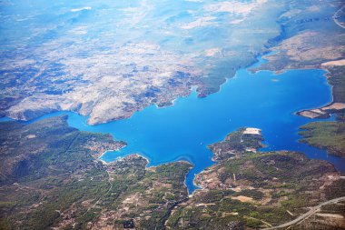 Su koyunun ve dağların üzerinden uçmak. Sibenik-Knin İlçesi Hırvatistan