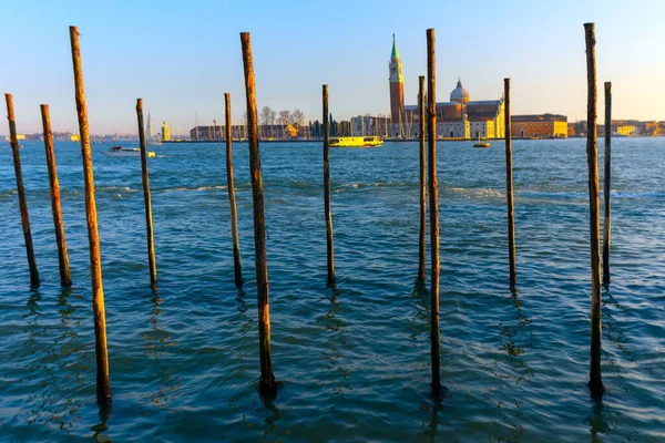 Port Gondole Venise Piliers Bois Dans Canal Eau Venezia Église — Photo