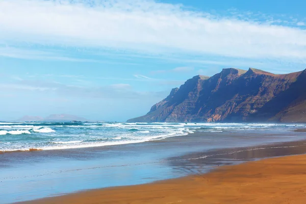 Hermosa Playa Famara Con Espectaculares Acantilados Lanzarote Islas Canarias — Foto de Stock
