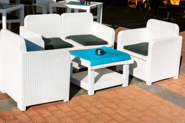 Beyaz sandalyeli lüks teras. Restoran mobilyaları.
