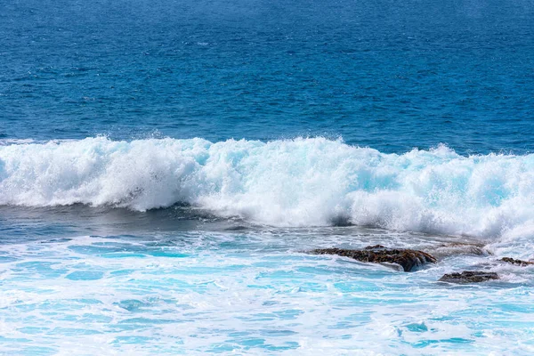 Океанская Волна Белые Волны Голубой Воде — стоковое фото