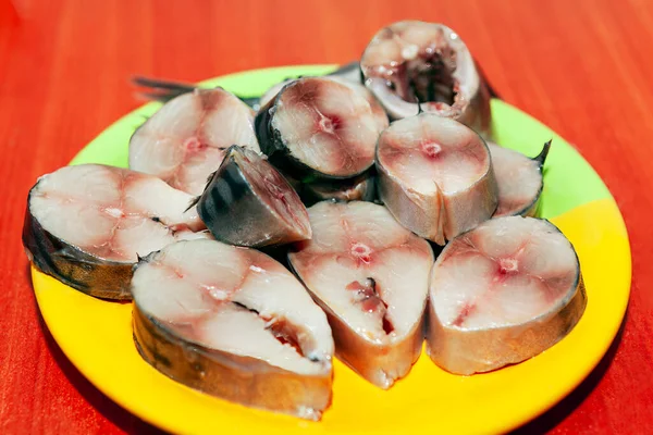 魚を皿にのせる オメガ3が豊富な食品 — ストック写真
