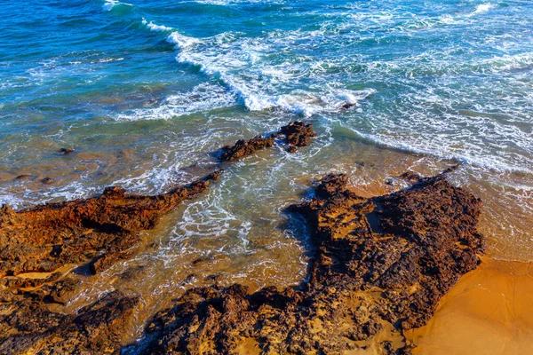 Ηφαίστεια Πετρώματα Που Πλένονται Από Τον Ωκεανό Ακτή Του Νησιού — Φωτογραφία Αρχείου