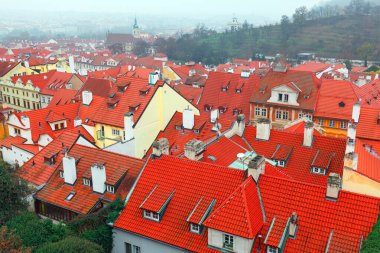 Prag 'da kırmızı çatısı olan evlerin geleneksel manzarası