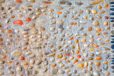 Duvarda çakıl taşı olan alçı. Taşların doku arkaplanı