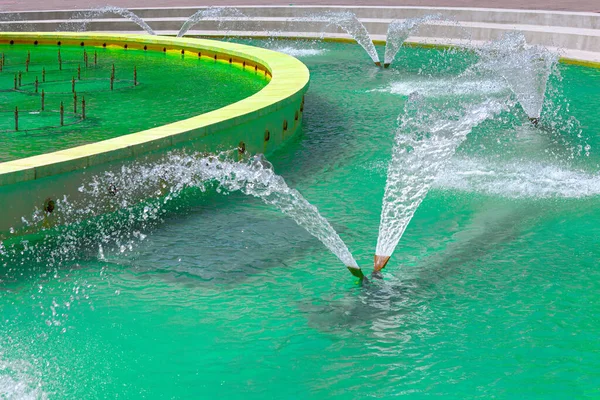 喷水的绿色喷泉 夏天的城市喷泉 — 图库照片