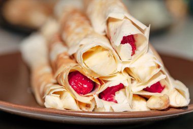 Meyveli krep. Kirazlı ve muzlu tatlı krep