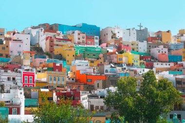 Tepedeki geleneksel İspanyol evleri. Las Palmas Gran Kanarya yerleşim bölgesi 