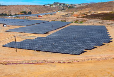 Kırsal kesimdeki güneş panelleri. Güneş çiftliği için kırsal