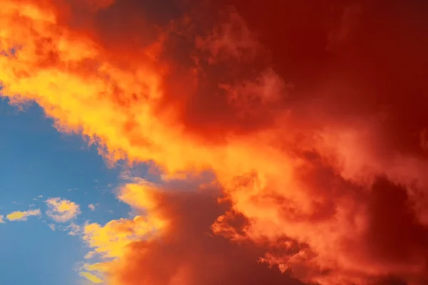 Красные Яркие Облака Вечернем Небе — стоковое фото