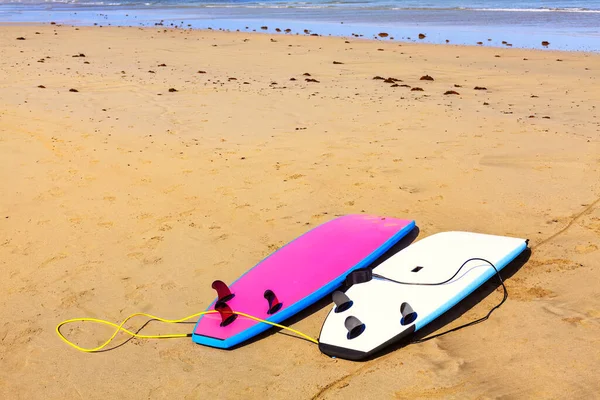 Deska Surfingowa Piaszczystej Plaży Aktywność Wakacyjna — Zdjęcie stockowe
