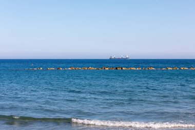 Deniz ufkunda yelkenli gemi