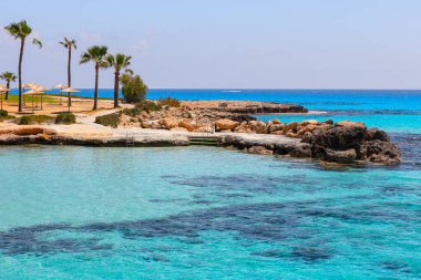 Mavi denizli cennet kumsalı. Tropik yaz tatili