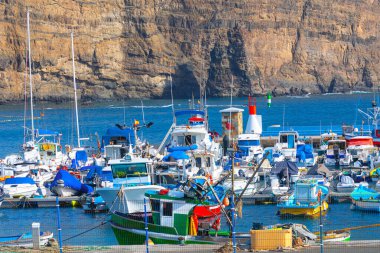 Yatları olan bir liman. Gran Kanaryasında Puerto de las Nieves 