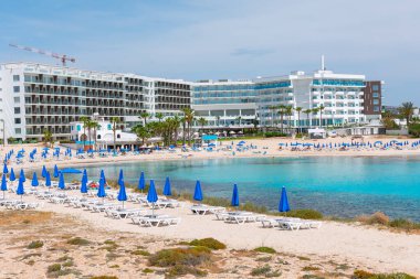 Kıbrıs 'ta Akdeniz kıyısındaki lüks tatil beldesi