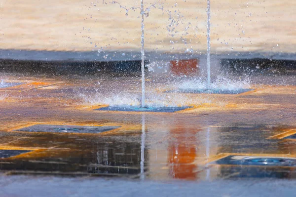Brunnen Auf Einem Straßenpflaster Spritzwasser Auf Der Straße — Stockfoto