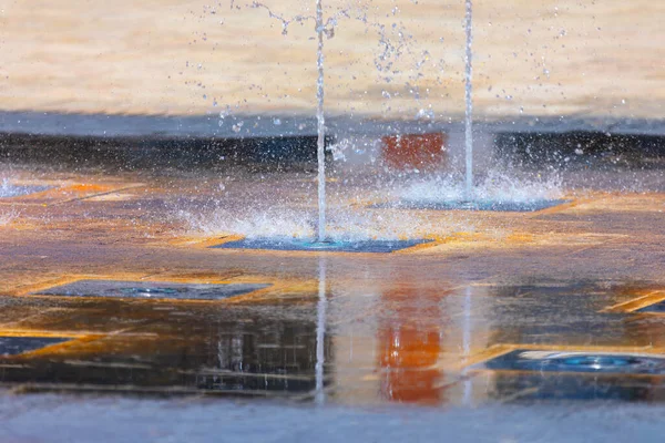 Fontaine Sur Trottoir Rue Des Éclaboussures Eau Dans Rue — Photo