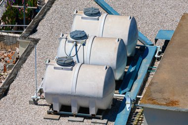 Çatıdaki Su İçin Silindirik Plastik Tanklar 