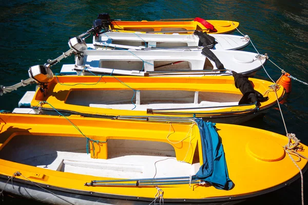 黄色のボートで港 一列に漁船 — ストック写真