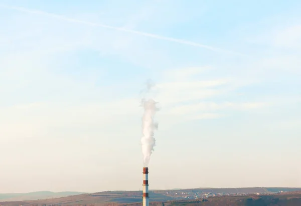 Дымовая Труба Химического Завода Трубы Промышленного Назначения Белым Дымом — стоковое фото