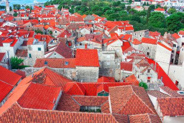 Döşemeli çatılar yukarıdan görünüyor. Trogir Hırvatistan Eski Kent 