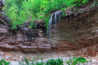 Güzel uçurum şelalesi. Tipova Moldova köyünde çağlayan